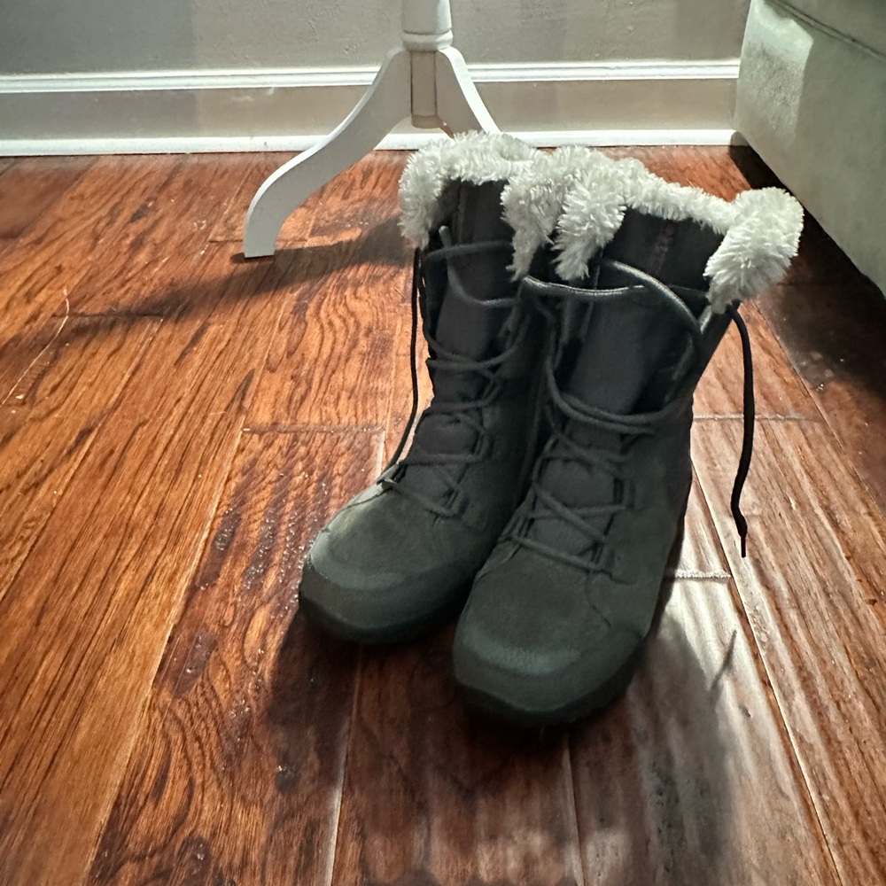 Columbia Women's Gray Winter Boots